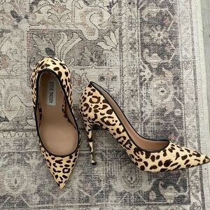 Leopard print pumps